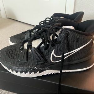 Used kyrie irving black and white basketball shoes women’s size 9